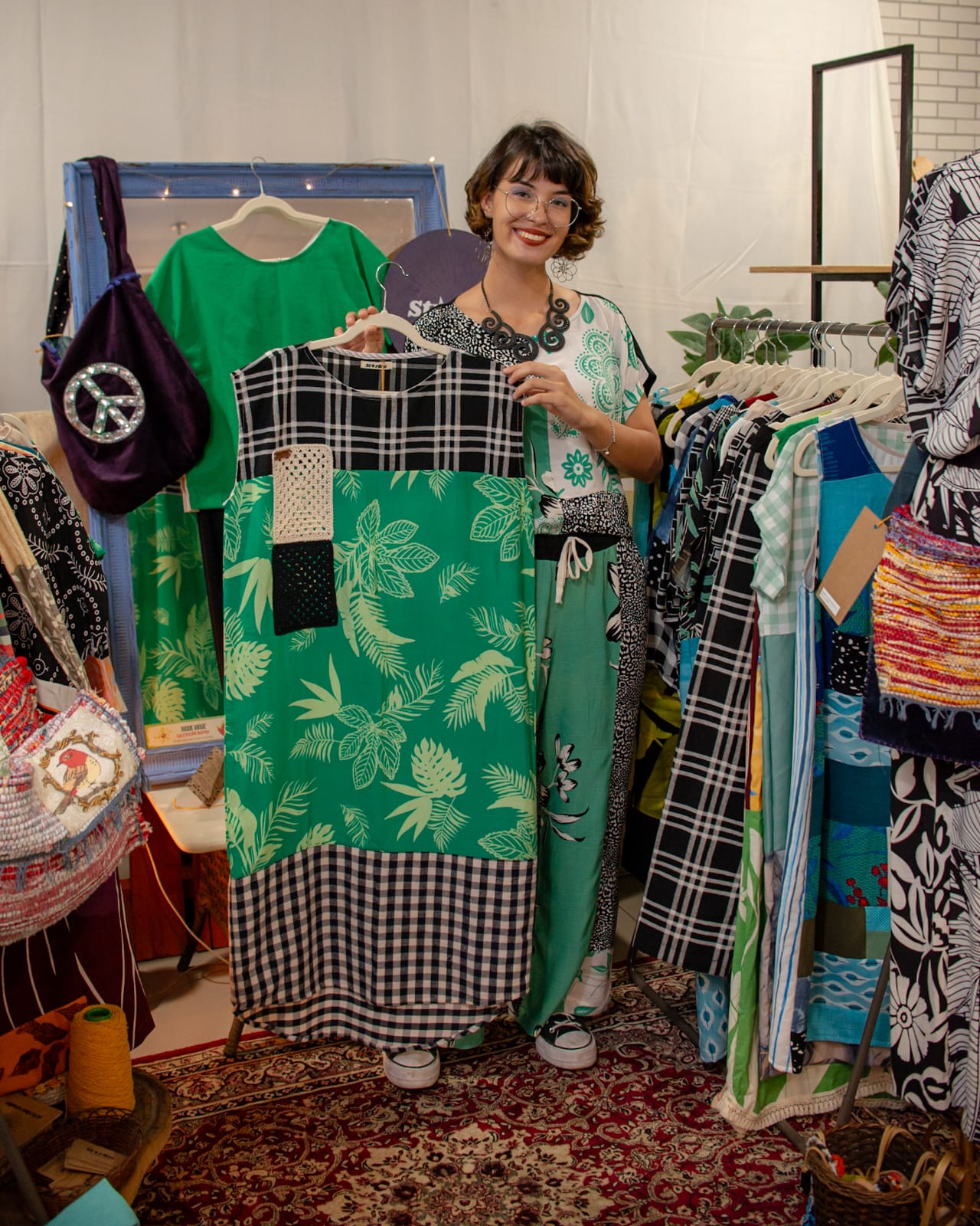 Rebecca Maia apresentando uma peça artesanal em patchwork