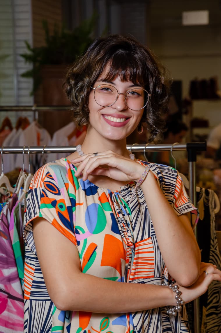 Rebecca Maia vestindo uma criação colorida da StarBec